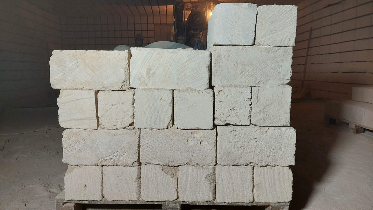 Cotileț Sort 1 din piatră naturală stivuit pe palet în carieră